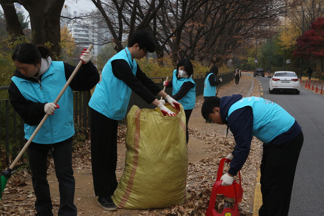 신천지 서울교회, 중랑천변 ‘낙엽 치...