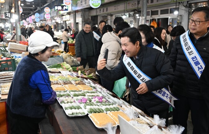 박정현 군수, 전통시장 방문해 민생경...
