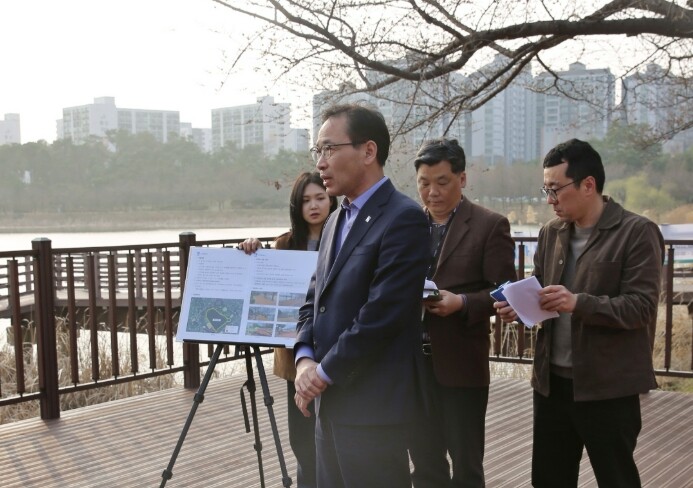수원시 장안구, 만석공원 수변산책로 ...