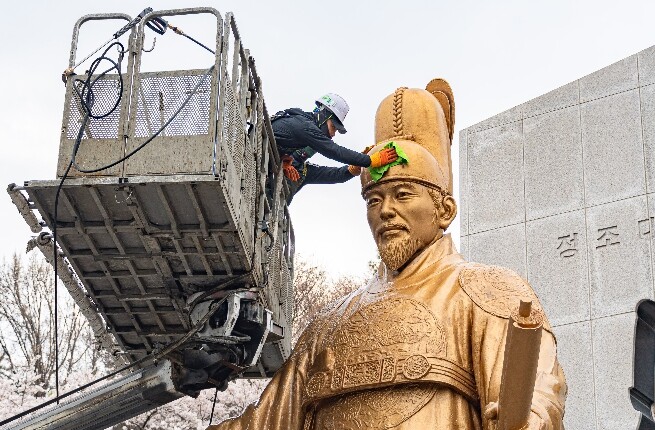 수원시 팔달산 정조대왕 동상, 봄 맞아 깨끗하게 세척